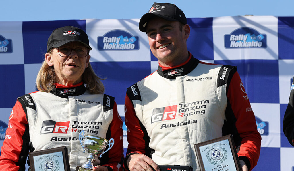 RallyFunJapan | ラリー北海道 2024 日本初挑戦のベイツが2位ポディウム RallyFunJapan | ラリー北海道 2024 日本初挑戦のベイツが2位ポディウム